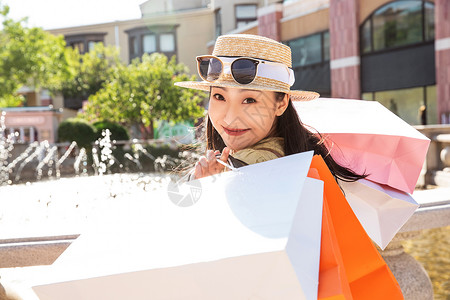 年轻女人逛街购物图片