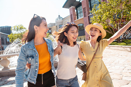 青年女人看着商场橱窗图片