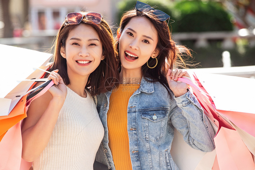 青年女人逛街购物图片