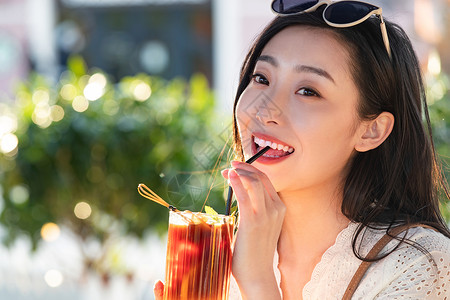 快乐的青年女人品尝夏日饮品图片