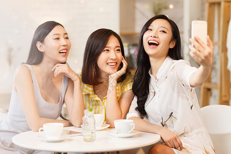 观视频青年女人用手机自拍背景