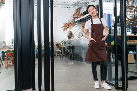 站在咖啡店门口的女服务员背景图片