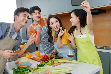 酒住房快乐的年轻人在厨房做饭背景