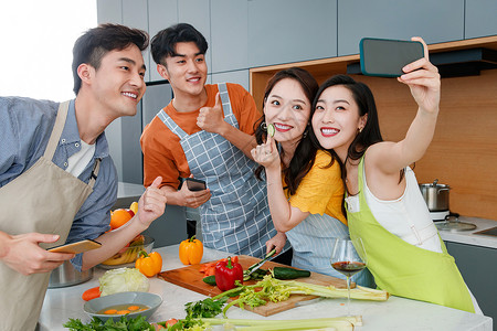 快乐的年轻人在厨房做饭高清图片