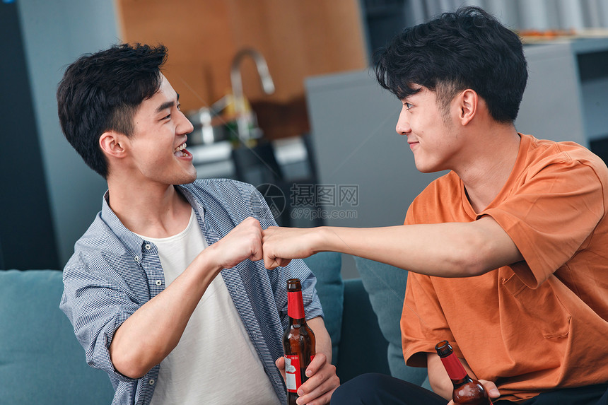 快乐的青年男人喝酒图片