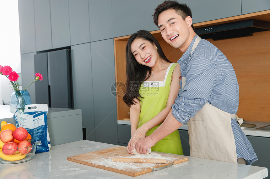 在厨房做饭的幸福情侣图片