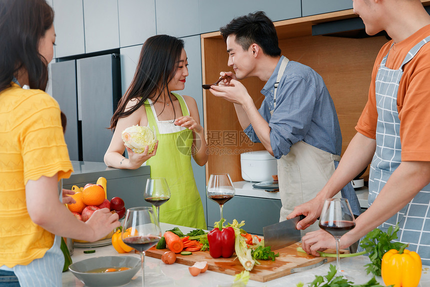 一起做饭的快乐年轻人图片