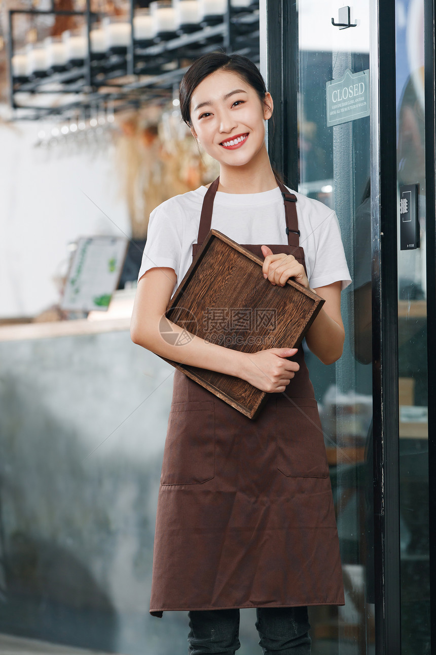 拿着托盘的咖啡店服务员图片