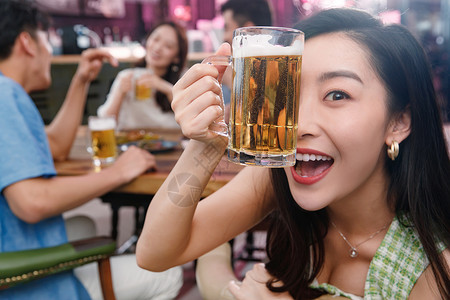 青年女人和朋友一起喝酒图片