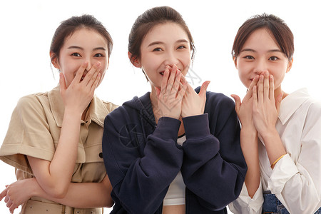 用手遮挡女孩捂嘴偷笑的漂亮年轻女孩们背景