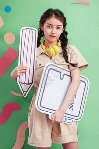 笔记符号年轻女孩拿着铅笔和笔记本背景