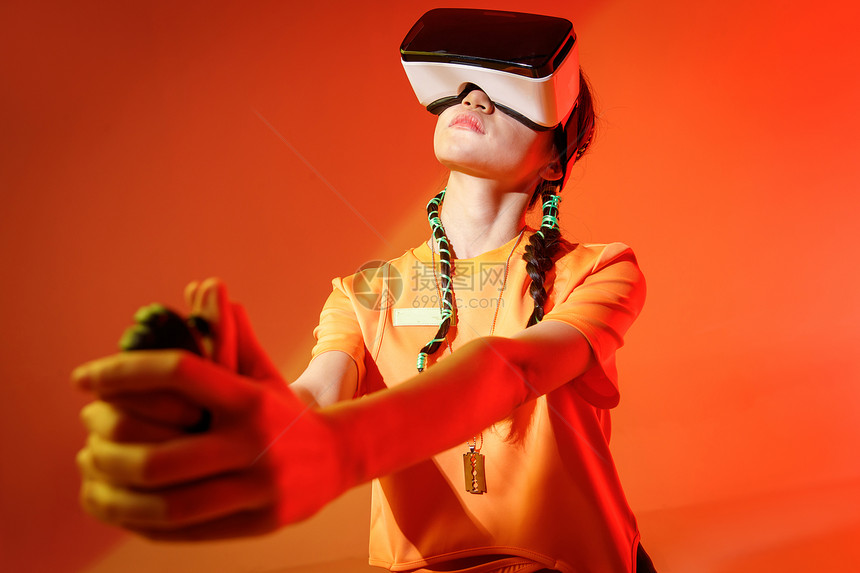 戴着VR眼镜的个年轻女孩图片