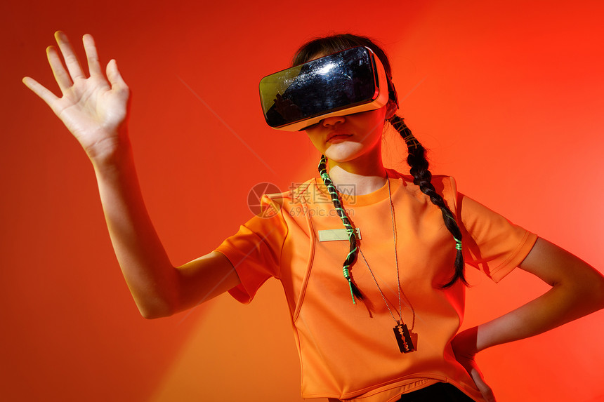 戴着VR眼镜的个年轻女孩图片