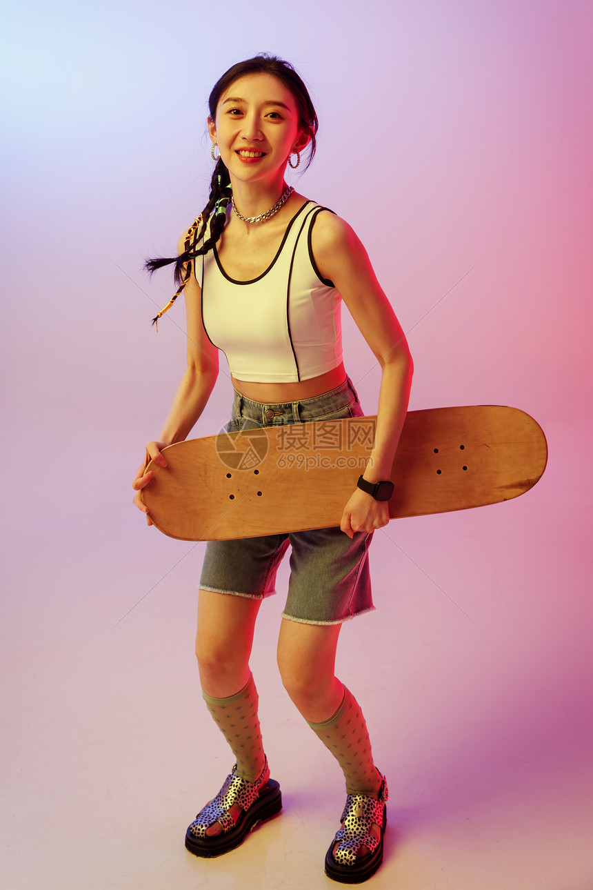 玩滑板的个年轻女孩图片