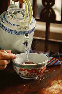 红糖水拿着筷子的手高清图片