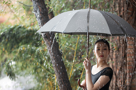 水的姿态素材穿黑色裙子跳芭蕾舞的青年女人背景