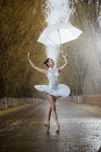 向上跳拿着雨伞的青年女人跳芭蕾舞背景