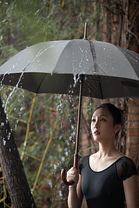 水的姿态素材穿黑色裙子跳芭蕾舞的青年女人背景