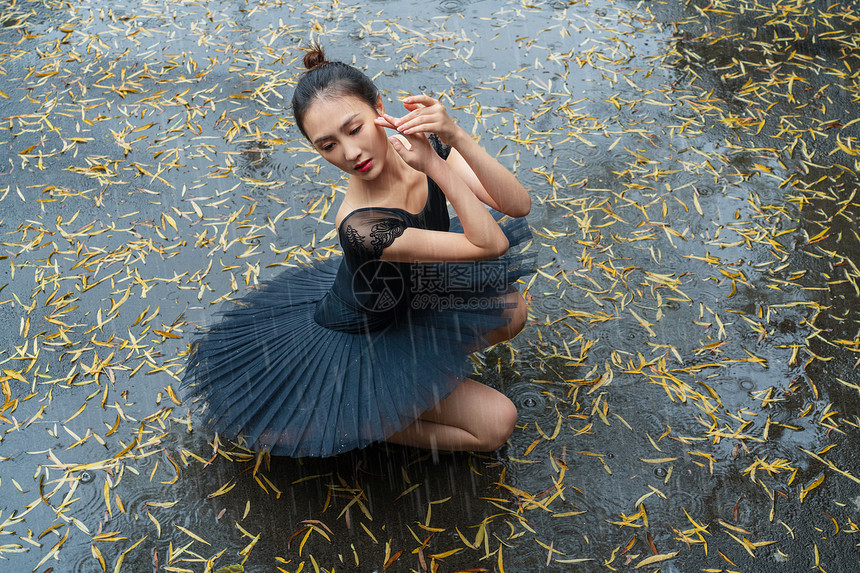 穿黑色裙子跳芭蕾舞的青年女人图片