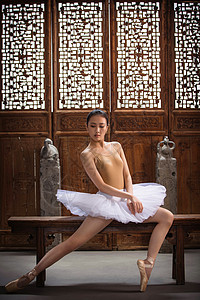 免抠木凳青年女人在中式古典门前跳芭蕾舞背景