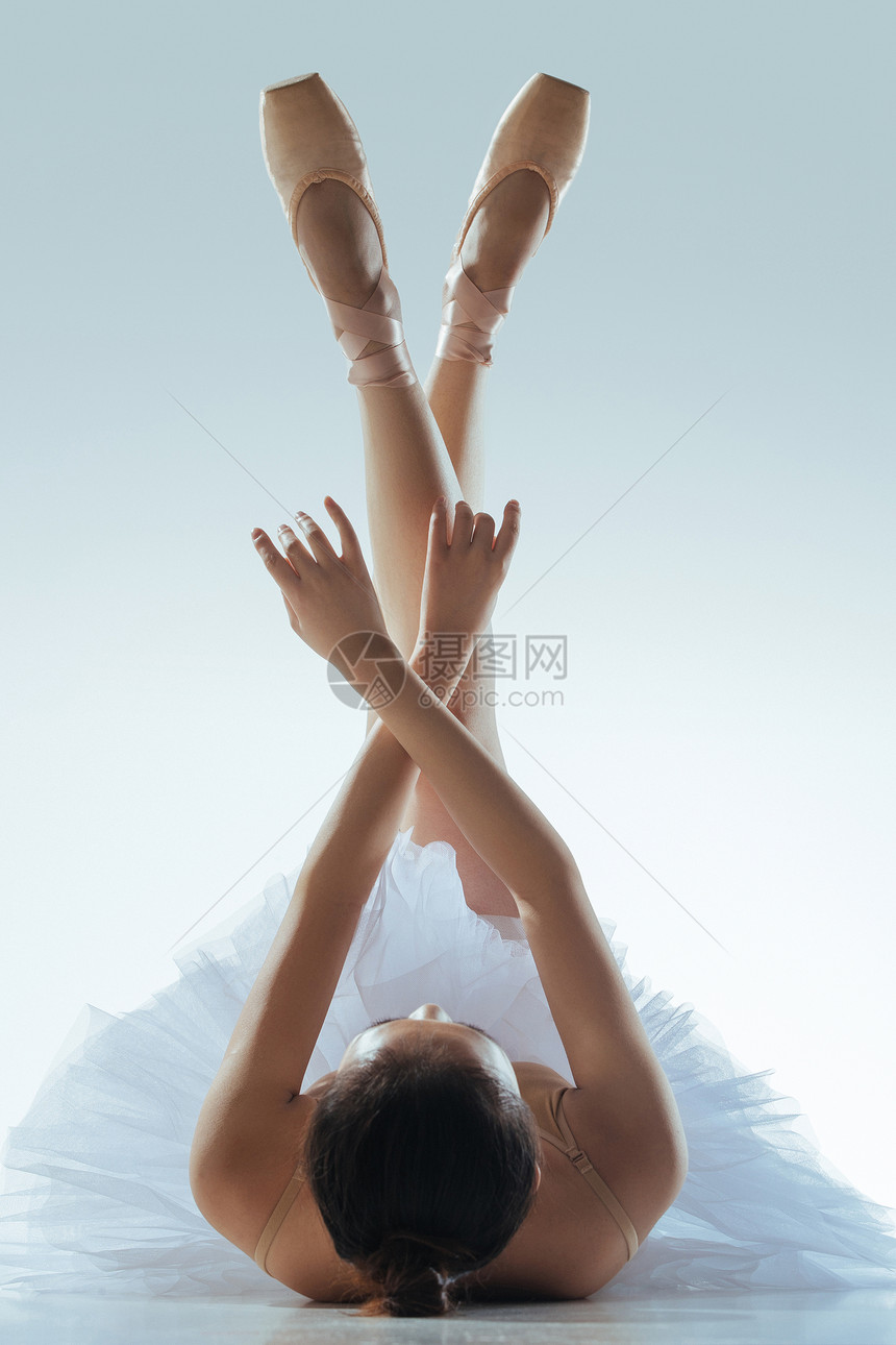 青年女人跳芭蕾舞图片