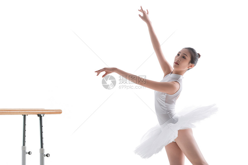 练习跳芭蕾的青年女人图片