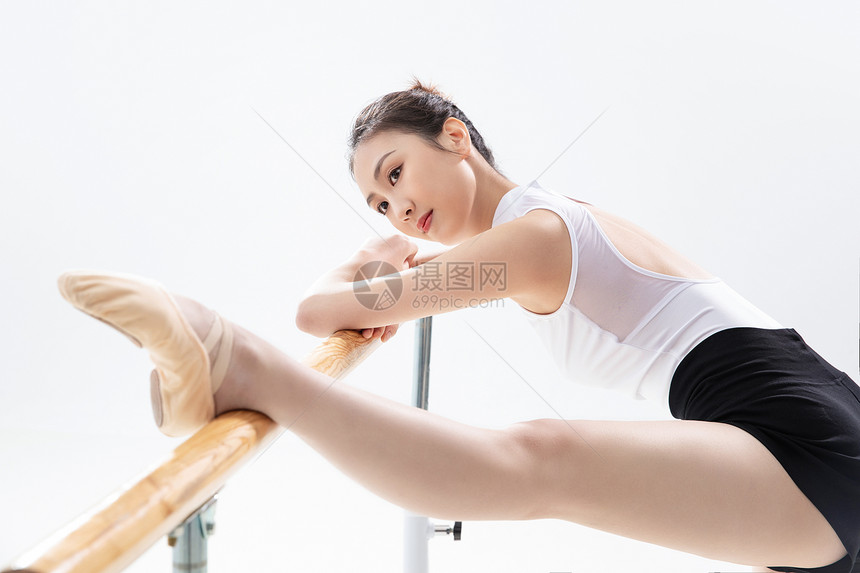 练习跳芭蕾的青年女人图片