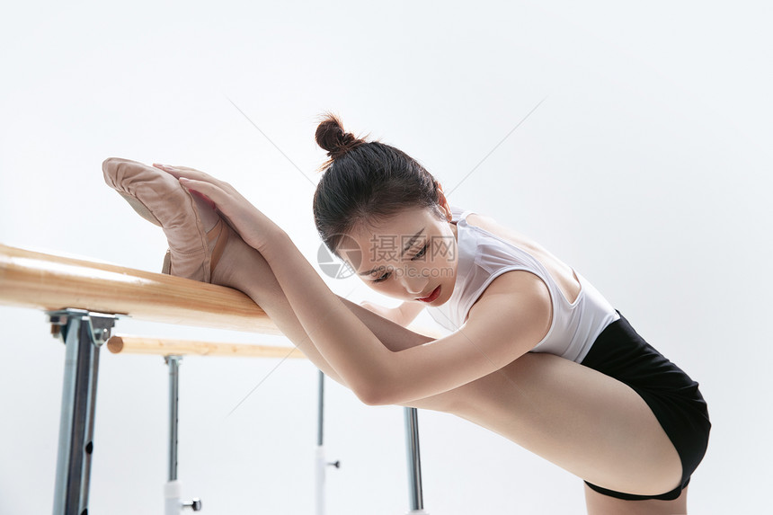 练习跳芭蕾的青年女人图片