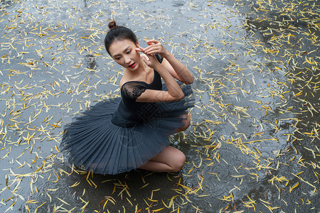 穿黑色裙子跳芭蕾舞的青年女人背景图片