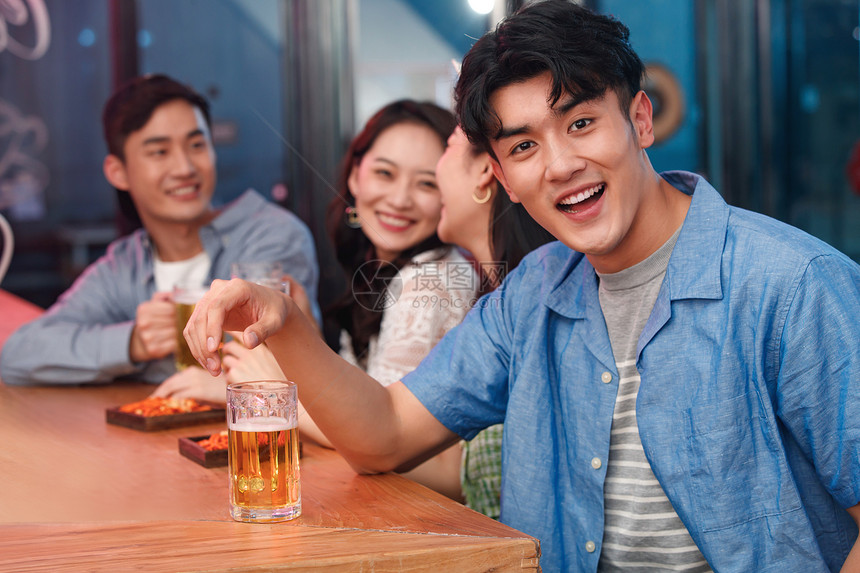 青年男士和朋友在酒吧喝酒图片