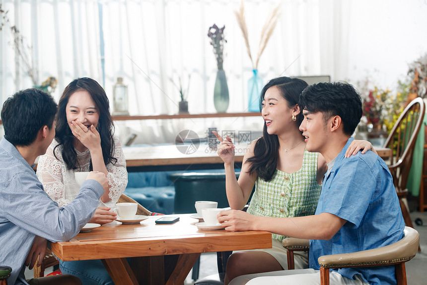 年轻朋友在咖啡馆聊天图片