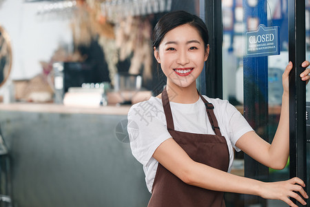 面包店门口咖啡店门口迎接顾客的女服务员背景