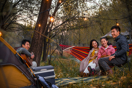 吉他树素材青年男女在户外露营背景