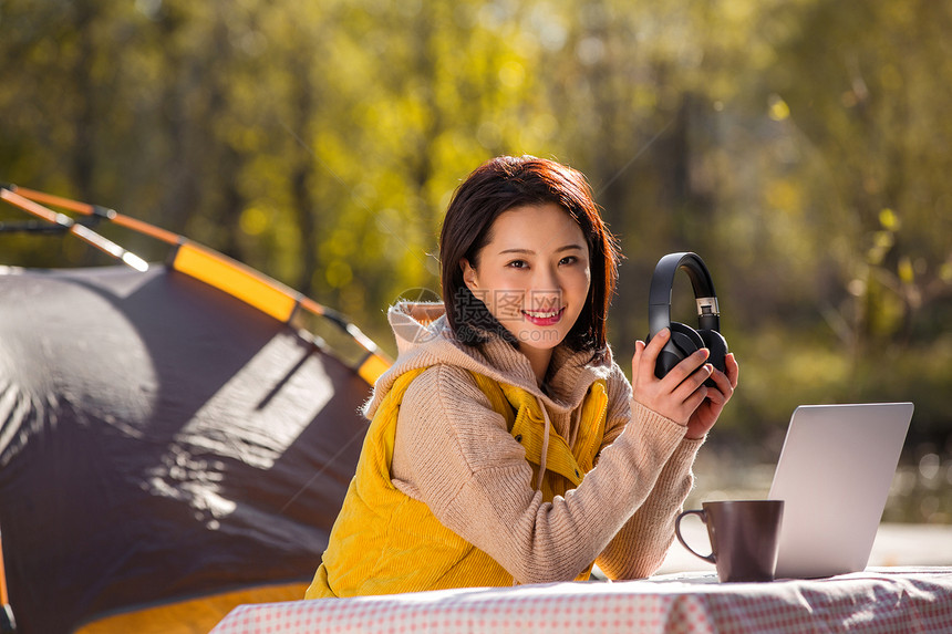 青年女人在户外露营图片