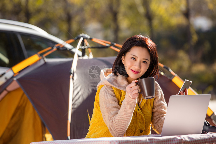 青年女人在户外露营图片