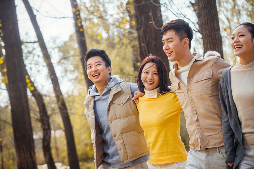 青年男女在户外郊游图片