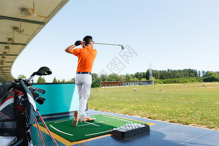 运动姿态素材青年男人打高尔夫背景