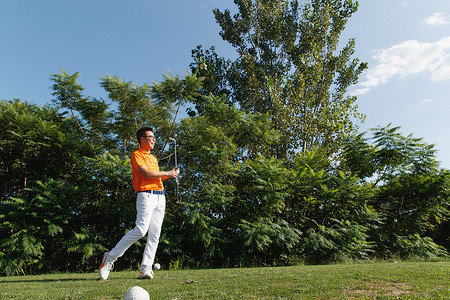 高尔夫球场上青年男人打高尔夫图片