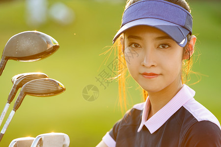 打高尔夫的青年女人图片