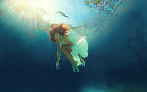 波亚雷斯年轻女人在水下游泳背景