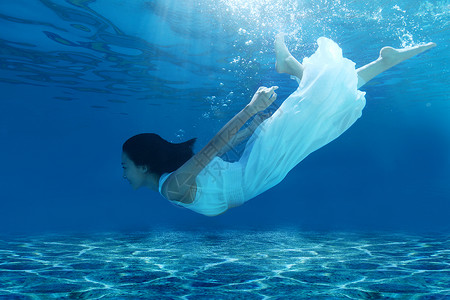 吴秀波性感年轻女人在水下游泳背景