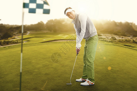 青年男人打高尔夫球高清图片