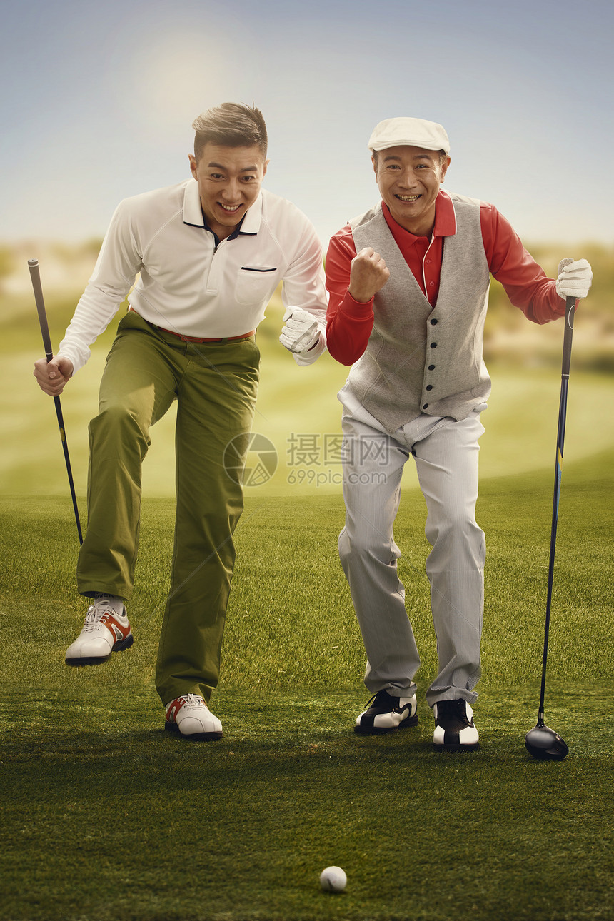 青年人打高尔夫球图片