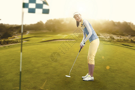 绿色光效果青年女人打高尔夫球背景