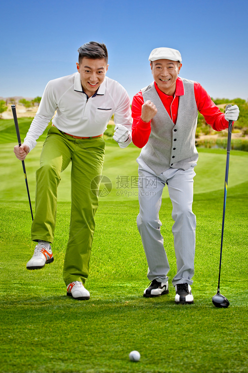 青年人打高尔夫球图片