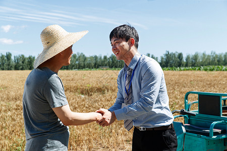 麦田里科研人员感谢农民图片