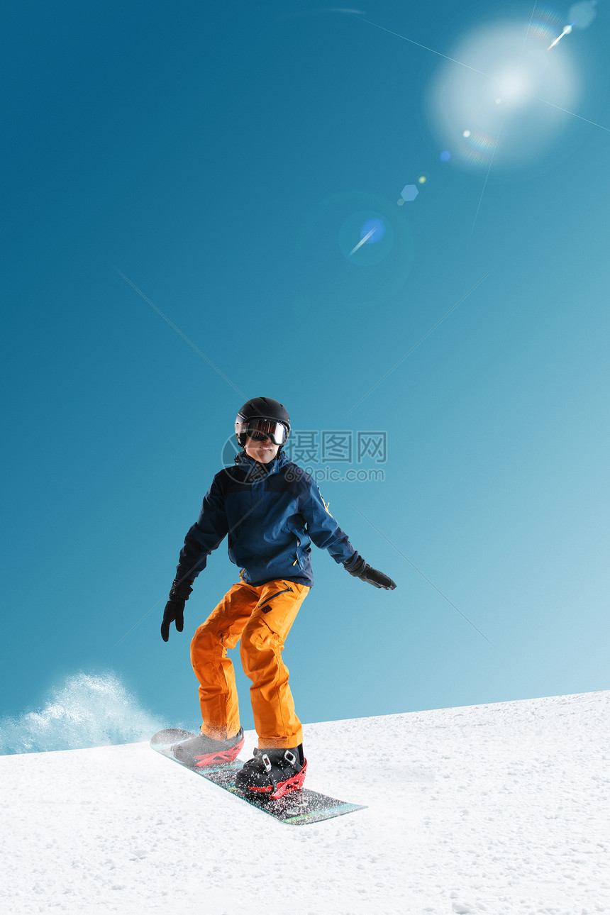 滑雪的青年男人图片