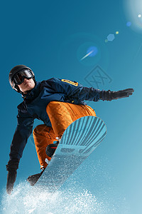 积极的滑雪运动员滑雪的青年男人背景