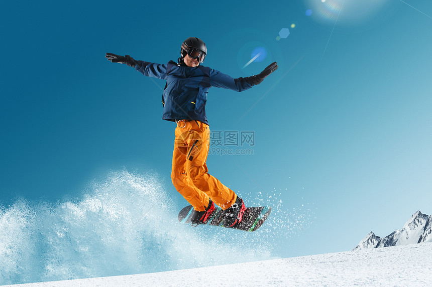 滑雪的青年男人图片