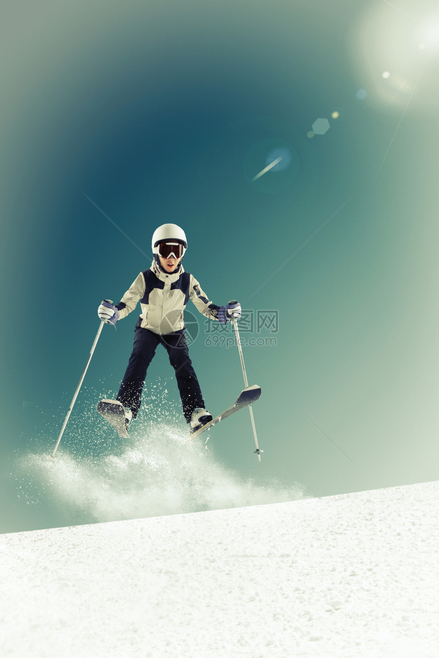 滑雪的青年女人图片